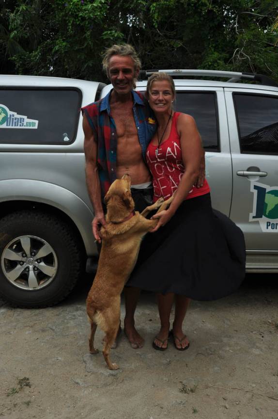 Despedida do nosso capitão e amigo, o holandes Gaston, já em terra firme, em Hopkins, no litoral sul de Belize